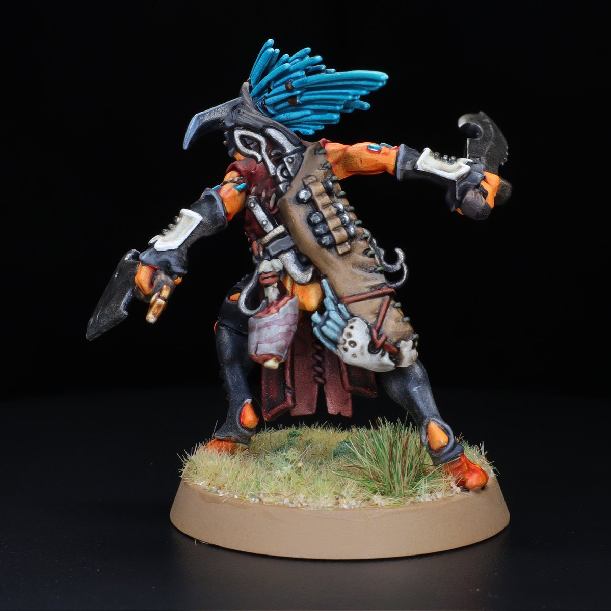 Charmander inspired Kroot color scheme complete! Maybe someday I'll do this on a lava base but I think the more neutral tones help it pop and will make the overall project look more cohesive. Now to figure out the mounts 🤔

#paintingwarhammer #warhammmer #warhammer40k #kroot