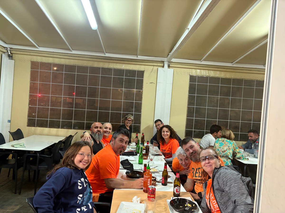 BeerRunnersVLC's tweet photo. Numerosa la quedada del jueves santo. Con visita de compis que, hacía mucho tiempo, que no veíamos!! Muchas risas durante el post. #beerrunners #BeerRunnersVLC #socialrunning #mareanaranja #muchomasquecorrer #BeerWalkersVLC #beerwalkers #running #walkers https://t.co/8vgS585mS4