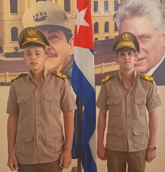 🎒Este sábado, los cadetes Alejandro Cantillo Pérez y Yoerlandy Camero Baños del Instituto Técnico Militar (ITM) se encontraban transitando por la intersección de 110 y 5ta en Playa cuando divisaron una mochila abandonada en el suelo.

🔗acortar.link/DsfPF6