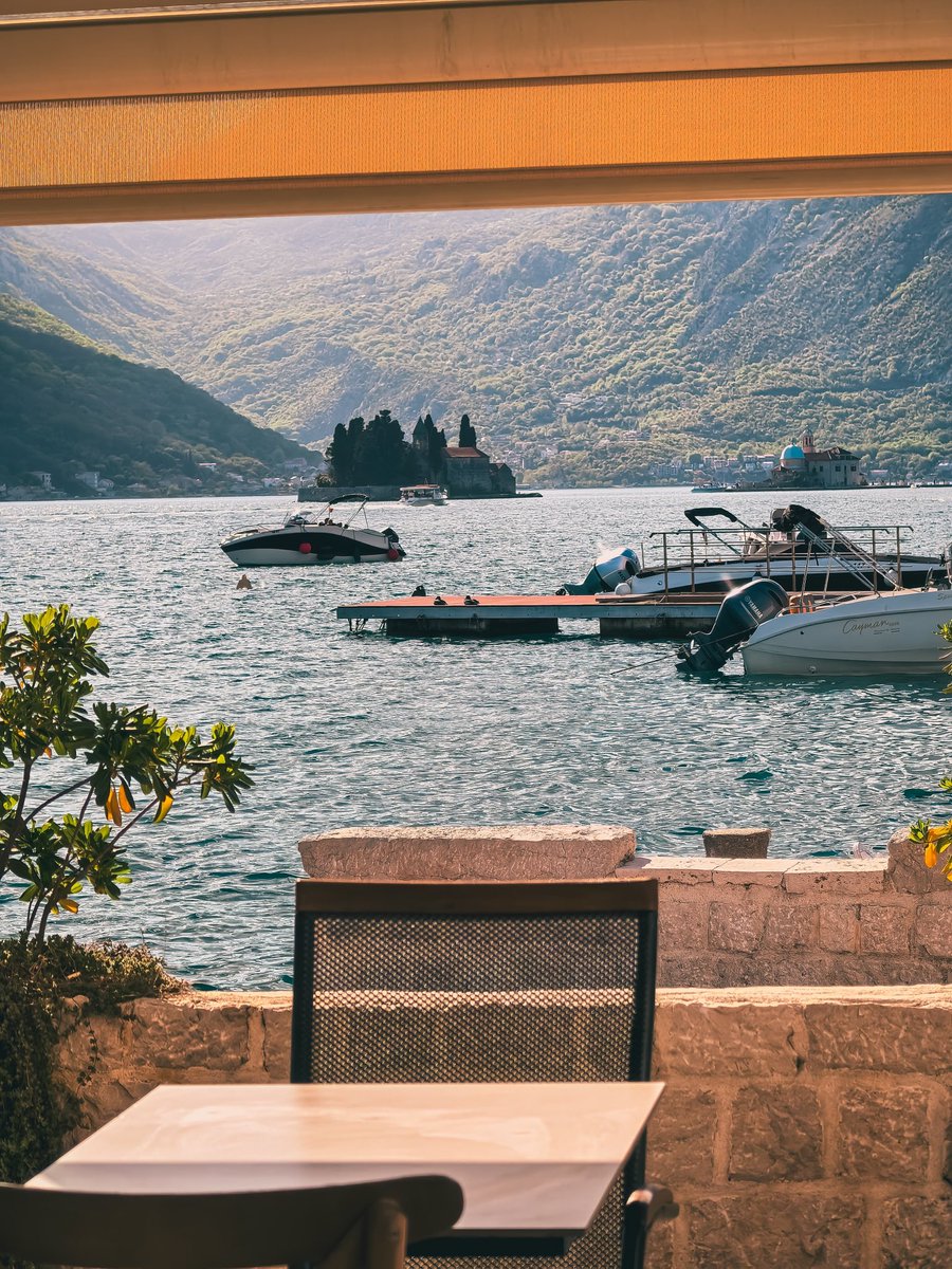 Smjenjuju se priče, ljudi ipak žive,
puno me toga sve manje dotiče..

📍Locanda, ly