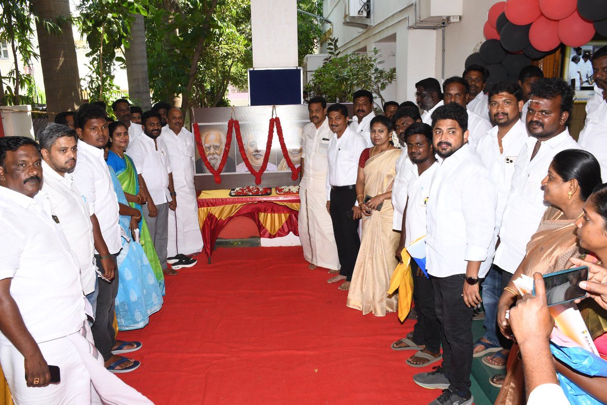 rajiv_dmk's tweet photo. கழகத் தலைவர், மாண்புமிகு தமிழ்நாடு முதலமைச்சர், தாயுமானவர் @mkstalin அவர்களின் ஆணைக்கினங்க, மாண்புமிகு துணை முதலமைச்சர், இளம் தலைவர் @Udhaystalin அண்ணா அவர்களின் வழிகாட்டுதலின்படி மாண்புமிகு பள்ளிக்கல்வித்துறை அமைச்சர் @Anbil_Mahesh அவர்கள் முன்னிலையில் தஞ்சாவூர் மாவட்டக் கழக அலுவலகத்தில் திண்டுக்கல் கிழக்கு ,திண்டுக்கல் மேற்கு, 
திருச்சி வடக்கு ,திருச்சி மத்திய,திருச்சி தெற்கு ,திருச்சி கிழக்கு மாநகரம்,புதுக்கோட்டை வடக்கு,புதுக்கோட்டை தெற்கு,தஞ்சை வடக்கு,தஞ்சை மத்திய,தஞ்சை தெற்கு,தஞ்சை மாநகர்,திருவாரூர்,நாகப்பட்டினம்,
அரியலூர் மாணவர் அணியின் மாவட்ட, மாநகர, அமைப்பாளர்கள் மற்றும் துணை அமைப்பாளர்கள் ஆய்வுக் கூட்டம் நடைபெற்றது.

#இல்லம்தோறும்_மாணவரணி என்னும் உறுப்பினர் சேர்க்கை மேற்கொள்வது, கல்லூரி மாணவர்களை ஒருங்கிணைத்து கழக மாணவர் அணி ஒருங்கிணைப்புக் குழு அமைப்பது, கருத்தரங்குகள் நடத்துவது, மாணவர்களுக்கான வழிகாட்டி நிகழ்ச்சிக்கு ஏற்பாடு செய்வது உள்ளிட்டவை குறித்து ஆலோசனைகள் வழங்கப்பட்டன.

இக்கூட்டத்தில் தஞ்சாவூர் மத்திய மாவட்ட கழக செயலாளர் திரு.துரை சந்திரசேகரன் MLA அவர்கள், தஞ்சாவூர் நாடாளுமன்ற உறுப்பினர் திரு.S.முரசொலி அவர்கள், தஞ்சை சட்டமன்ற உறப்பினர் திரு.TKG.நீலமேகம் அவர்கள், தஞ்சாவூர் மாநகராட்சி மேயர் திரு.இராமநாதன் அவர்கள், துணை மேயர் மருத்துவர் அஞ்சுகம் பூபதி அவர்கள், மாணவர் அணி துணை செயலாளர்கள் மன்னை திரு.த.சோழராஜன் அவர்கள் ,தமிழ் கா.அமுதரசன், திருச்சி ஆனந்த் ,திருமதி.ஈரோடு வீரமணி அவர்கள், கழக நிர்வாகிகள் மற்றும் மாணவர்அணி நிர்வாகிகள் பலர் கலந்து கொண்டனர்.

#dmkstudentwing