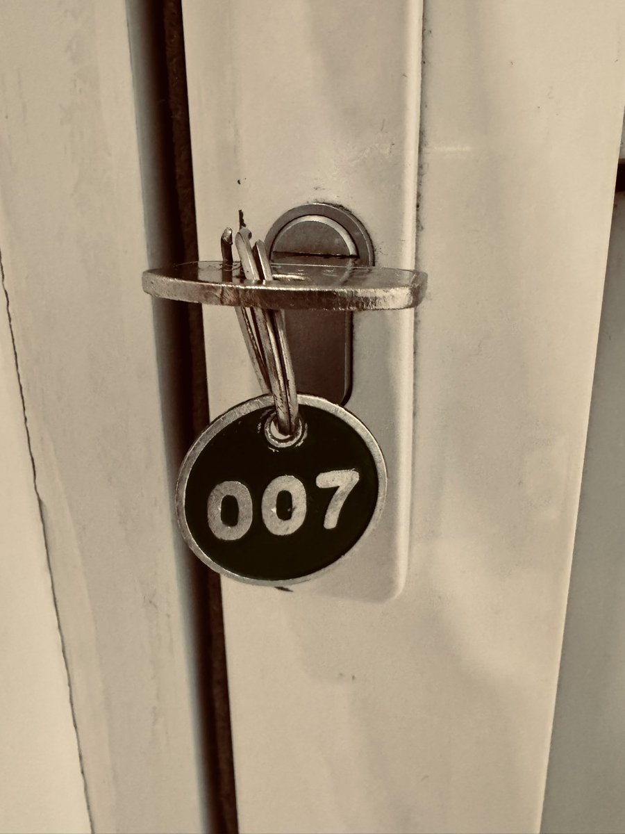 Morningstar_LP's tweet photo. I’m the James Bond in the hotel 💋😎 https://t.co/VMMJcaHGGX