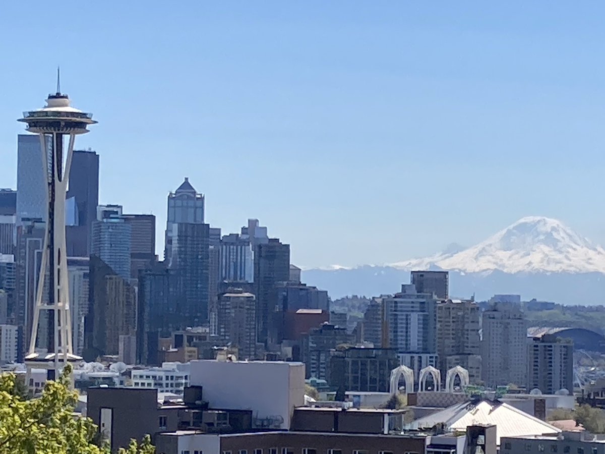 Stralende lentedag in Seattle. Mt Rainier en de Space Needle al in grote vorm, nu Phish nog.