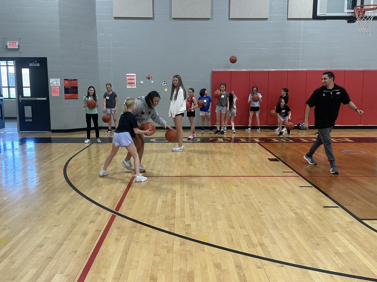 Another FANTASTIC clinic at the Elementary yesterday, these girls love the game and are hungry to get better! Middle School Clinic on Tuesday, everyone enjoy their Easter weekend with family! #WTB