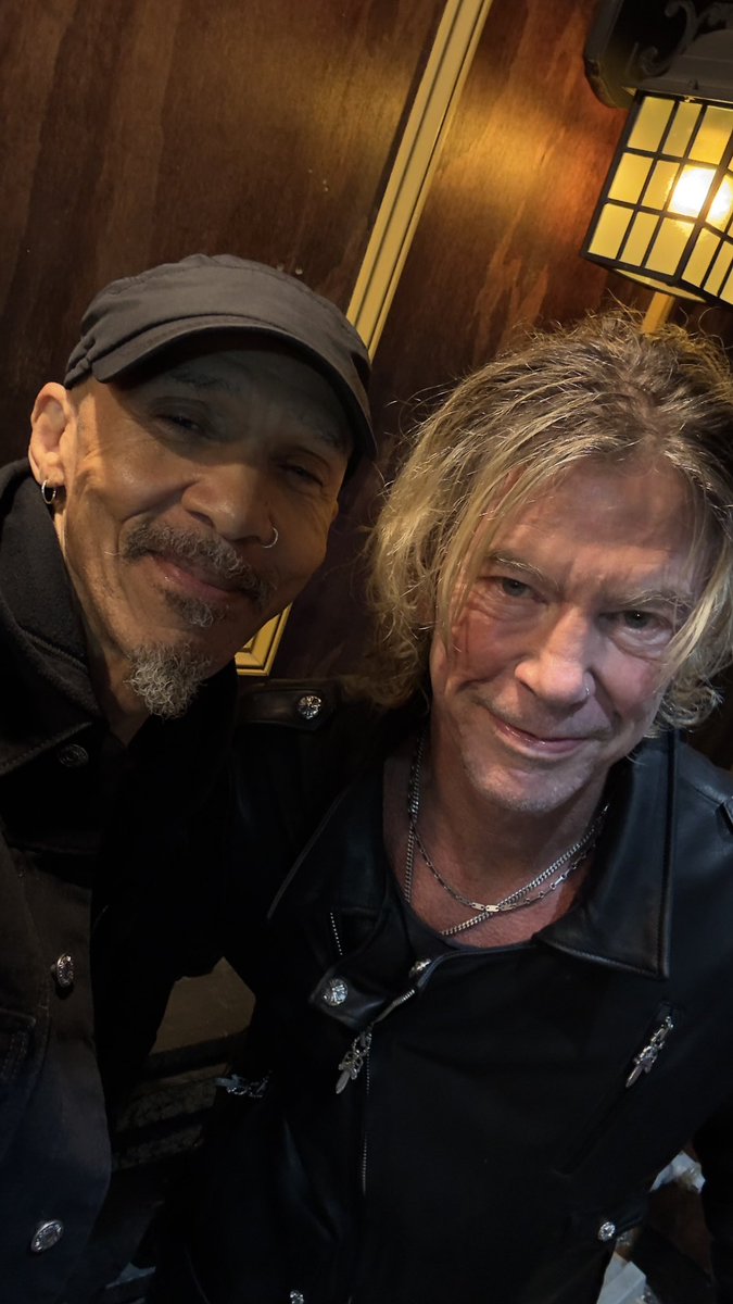 dUgpinnick_'s tweet photo. I ran into my old friend Duff last night it’s always good to see him👍 https://t.co/S4BVIJ3KgC