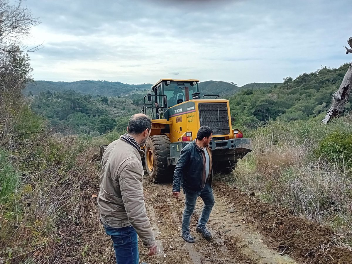 Bayır-Bucak Türk’ü soydaşlarımızla bir araya geldim.

Kardeşlerimiz yurtlarını yeniden yaşabilir hale getirmek ve böylece geri dönmek azmindeler. Suriye iç savaşında yerle bir olan Türkmendağı’nda köy yollarının açılması için çalışmalar yapıyorlar. Bu konu özelinde desteğe