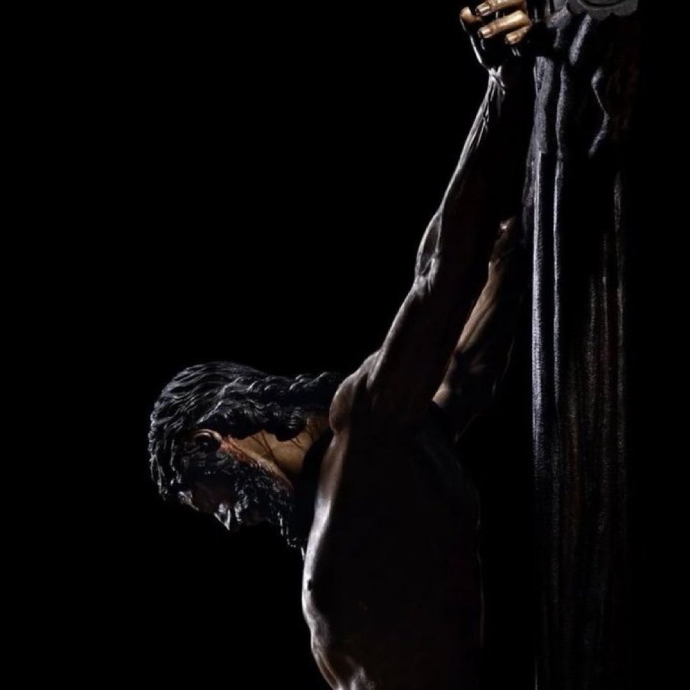 No me mueve, mi Dios, para quererte,
el Cielo que me tienes prometido,
ni me mueve el Infierno tan temido,
para dejar por eso de ofenderte.

Tú me mueves, Señor. Muéveme el verte
clavado en una cruz y escarnecido,
muéveme el ver tu cuerpo tan herido,
muévenme tus afrentas, y tu