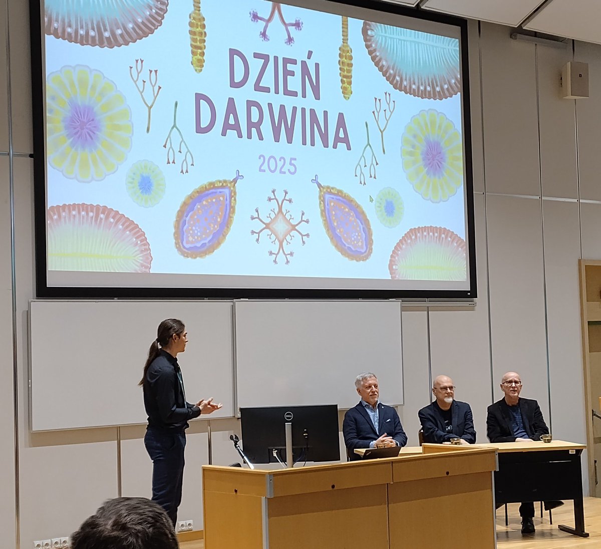 IBE_Warszawa's tweet image. Thank you so much to everyone who visited us for several lectures by our staff and PhD students as part of #DarwinDay at @BiolUW! 🦴🧬🍄