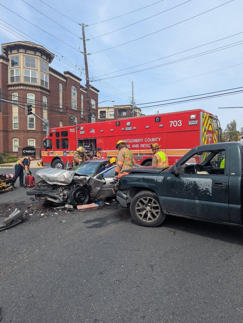 MCFRSNews's tweet image. MCFRS Units operating on the scene of a serious Personal Injury Collision W DEER PARK RD / S FREDERICK AVE * GAITHERSBURG @mcfrsPIO @mcfrs