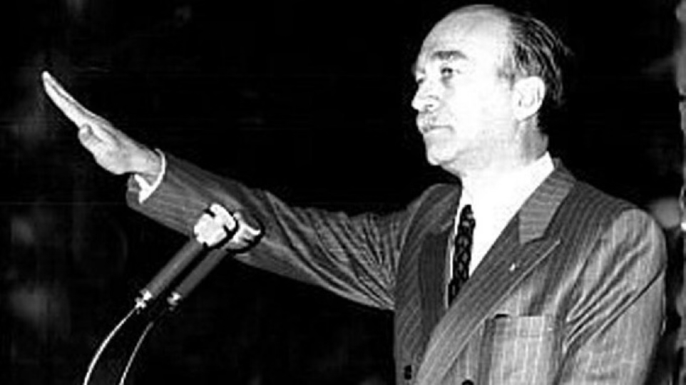 “Fugge #Mussolini, fuggono i gerarchi, gli ufficiali della #Milizia e le #BrigateNere.#GiorgioAlmirante, fugge più di tutti.Abbandona il suo duce il #25aprile 1945 sgattaiolando dalla porta di servizio della Prefettura di #Milano e si mette in salvo mascherandosi da partigiano."