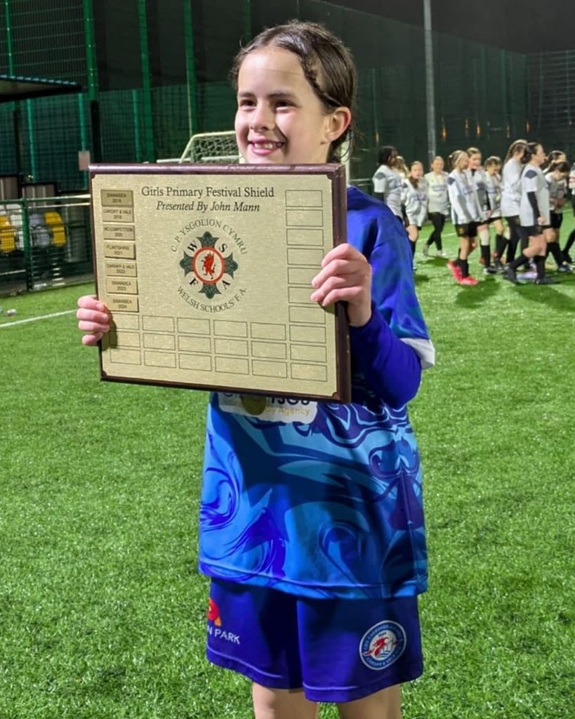 A huge congratulations to Jess Thomas from our under 11s who won the John Mann Trophy with Cardiff and Vale girls team! 👏