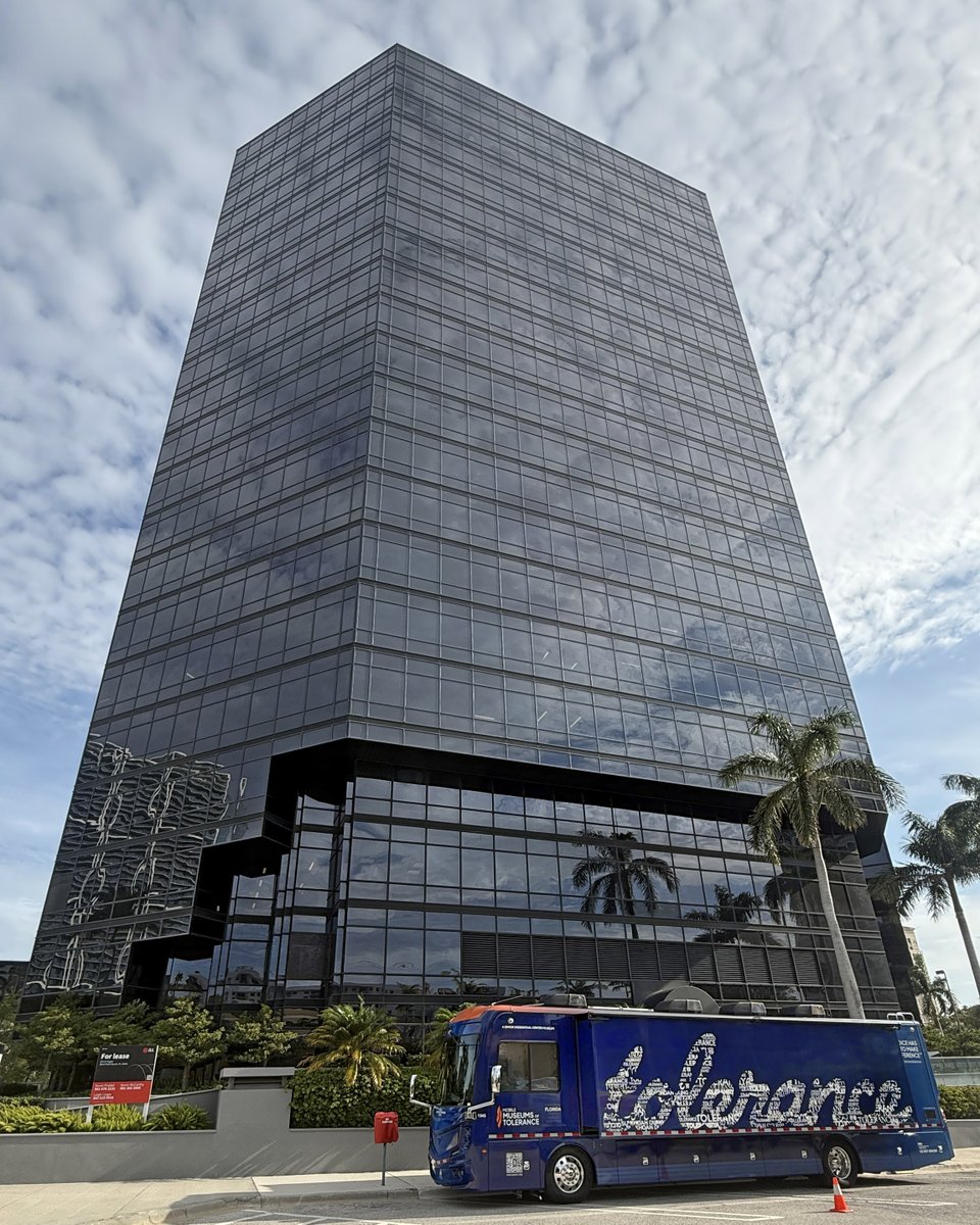 MobileTolerance's tweet image. Last week’s visit wasn’t your average pit stop!
We’re still fueled up from an incredible week at the Mobile Museums of Tolerance (MMOT) West Palm Beach Open House & Job Fair! 🚌🌴
The MMOT parked outside our Florida headquarters, where attendees got a behind-the-scenes look at…