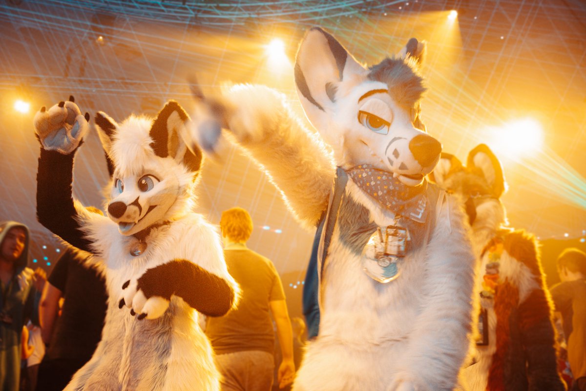 You better drop the bass for the long weekend 🔊🎶
Grooving with <a href="/KitaKettu/">Kettu</a> 💙
📷: <a href="/KikonineArt/">🌲 KiKO 🐕 🌲</a> 
#FursuitFriday
