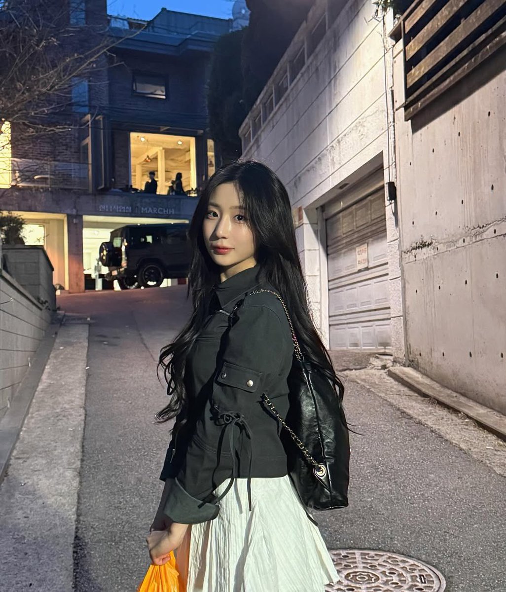 1uvplayer's tweet photo. 모든 계절의 너를 여전히 좋아하구 https://t.co/ajawniCkwH