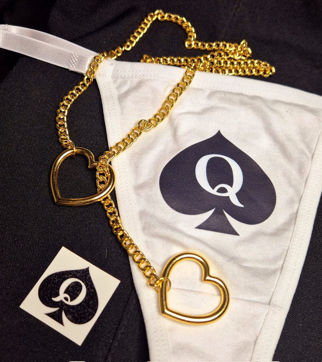 QueenEli_uy's tweet photo. Kit completito para disfrutar el finde!😉♠️ #QueenEli #LenceriaHotwife #QueenofSpades https://t.co/3lVcw7Rcie