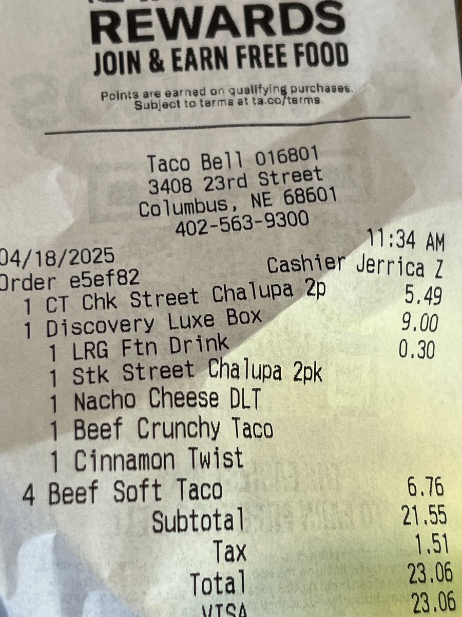iansullivan5's tweet photo. Took my mom to @tacobell for her birthday. Last time I was inside a Taco Bell was 2018! I do really how they fixed the store a few years ago really looks nice inside! https://t.co/kb1J3GyUUQ
