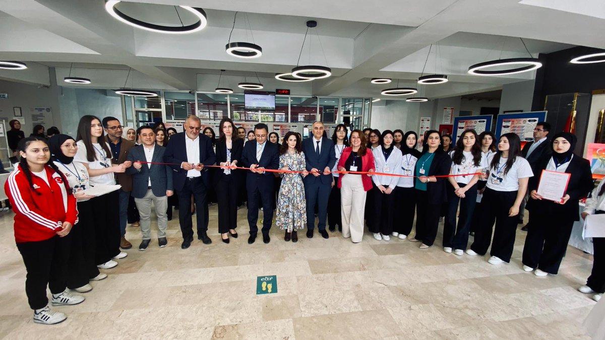 TC_Bagcilar's tweet photo. Geleceğe yön verecek fikirlerin filizlendiği, öğrenmenin deney ve gözlemle iç içe geçtiği TÜBİTAK 4006 Bilim Fuarı sergi açılışına katılan Kaymakamımız Abdullah UÇGUN, öğrencilerimizin heyecanına ortak oldu.

📍Alaattin Nilüfer Kadayıfçıoğlu Kız MTAL https://t.co/Pk7RS81y55