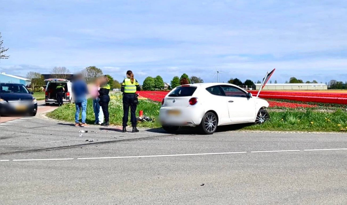 Veel schade bij botsing tussen twee auto’s in Andijk