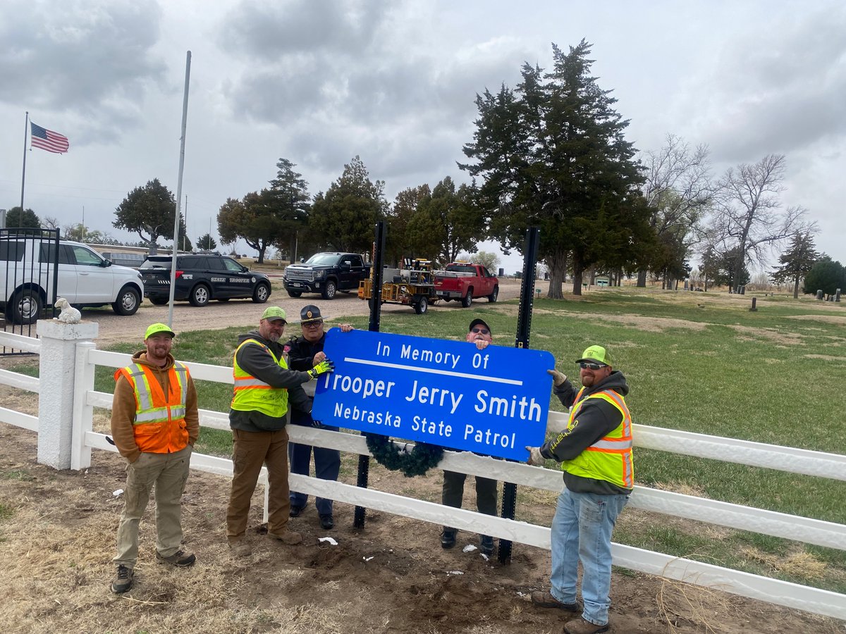 NSP_TroopE's tweet photo. Time had come for Trp Jerry Smith’s memorial sign to be moved and huge thanks to the City of Bridgeport and the Board of the Oregon Trail Memorial Park his sign didn’t move far.
A special thank you to the @NebraskaDOT for all your help in making this move easier!!
#RIP373 https://t.co/sh9kvescDB