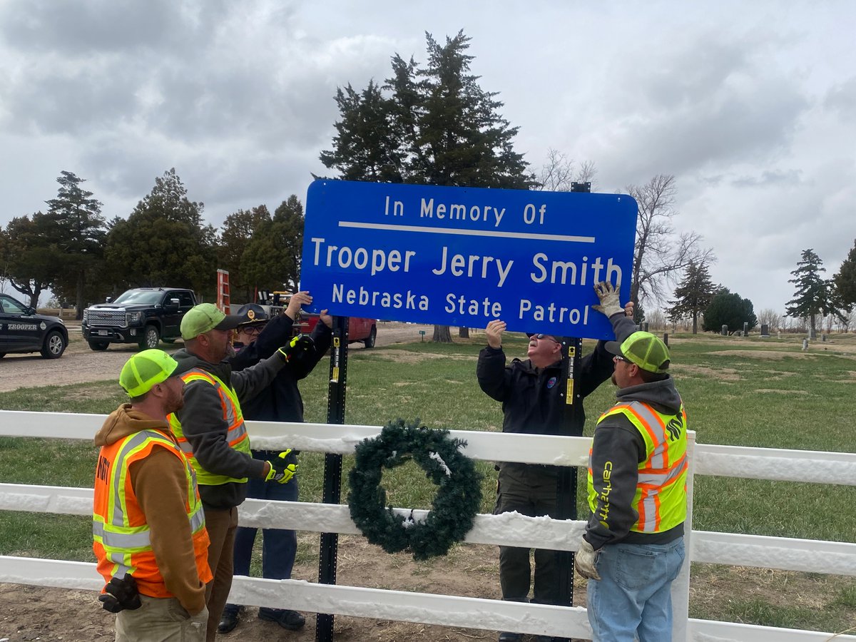 NSP_TroopE's tweet photo. Time had come for Trp Jerry Smith’s memorial sign to be moved and huge thanks to the City of Bridgeport and the Board of the Oregon Trail Memorial Park his sign didn’t move far.
A special thank you to the @NebraskaDOT for all your help in making this move easier!!
#RIP373 https://t.co/sh9kvescDB