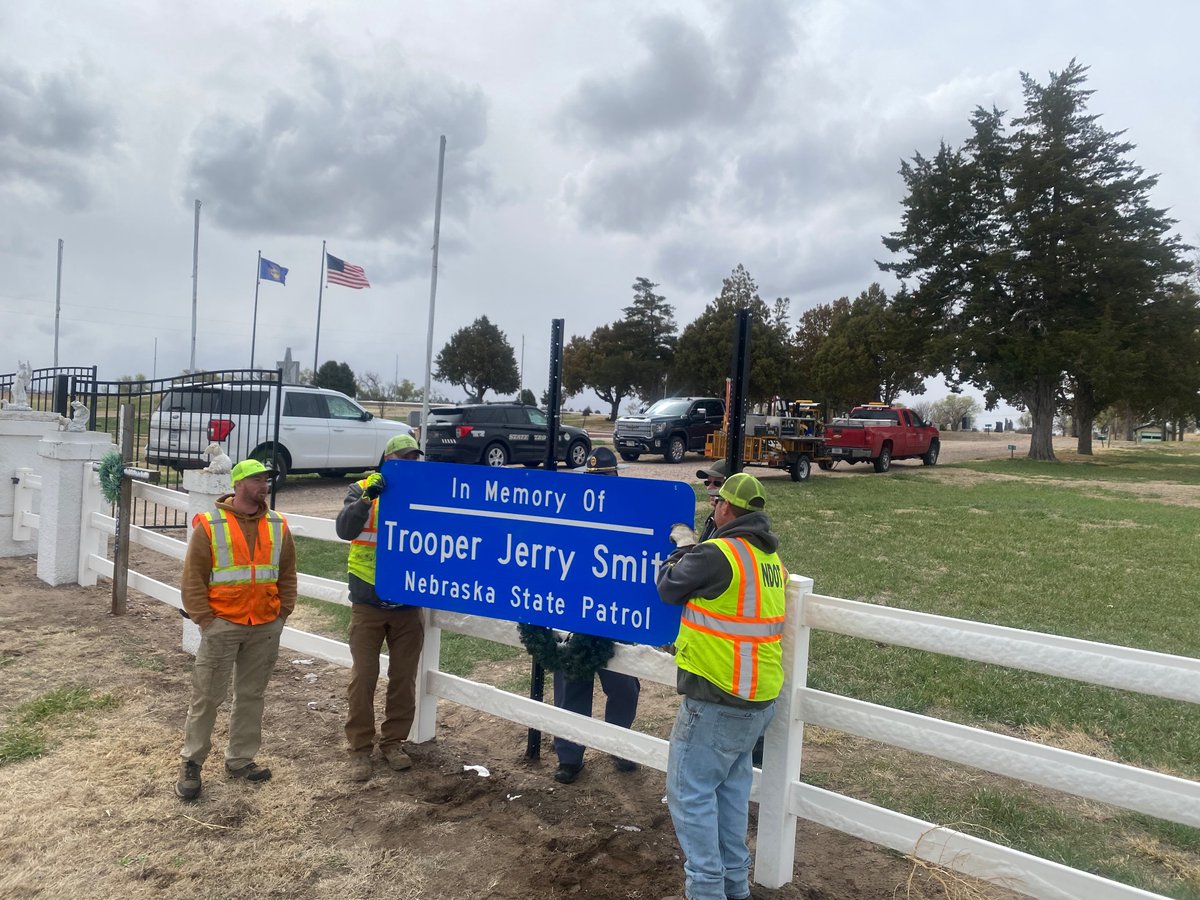 NSP_TroopE's tweet photo. Time had come for Trp Jerry Smith’s memorial sign to be moved and huge thanks to the City of Bridgeport and the Board of the Oregon Trail Memorial Park his sign didn’t move far.
A special thank you to the @NebraskaDOT for all your help in making this move easier!!
#RIP373 https://t.co/sh9kvescDB