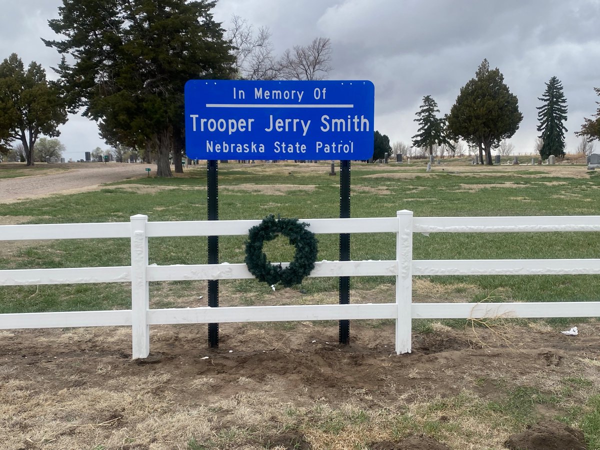 NSP_TroopE's tweet photo. Time had come for Trp Jerry Smith’s memorial sign to be moved and huge thanks to the City of Bridgeport and the Board of the Oregon Trail Memorial Park his sign didn’t move far.
A special thank you to the @NebraskaDOT for all your help in making this move easier!!
#RIP373 https://t.co/sh9kvescDB