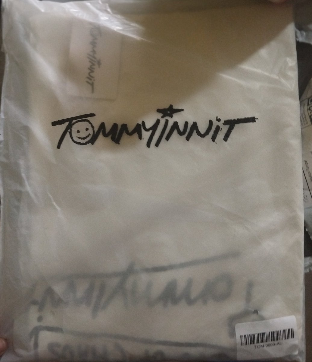 yandi_mori's tweet photo. IT'S HERE!!! 

 THE T-SHIRT OF @tommyinnit' IT'S AWESOME, SUPER CUTE, COMFORT 

I LOVE IT THX!! https://t.co/eggPN3IVeM