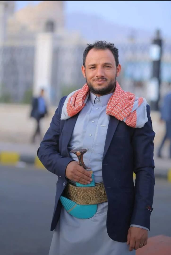 Bnatef's tweet photo. إستشهاد الاخ العزيز /محمد الحوفي العياني و ثلاثين شخص آخرون من ابناء  مديرية #خمر بمحافظة عمران اثناء تواجدهم في ميناء #رأس_عيسى  لتعبئة شاحناتهم  كونهم يعملون في مجال. نقل الغاز و المحروقات والنقل الثقيل وإصابة العشرات واحتراق قاطراتهم  .

فبالله عليكم :
هل  هؤلاء  قيادات عسكرية  عليا  في الجيش اليمني  كماتدعي بعض  المواقع الاخبارية  ؟

 ام انهم  مجرد مجموعة  من  المدنيين الأبرياء  الذي لاذنب لهم سوى التواجد في المنشأة المدنية التي يعتمدون علبها لتآمين رزقهم إسوة بغيرهم  من ابناء الشعب اليمني الذي يتم استهدافهم  بالغارات الجوية  على #اليمن .

#مذبحة_رأس_عيسى
#امين_عاطف