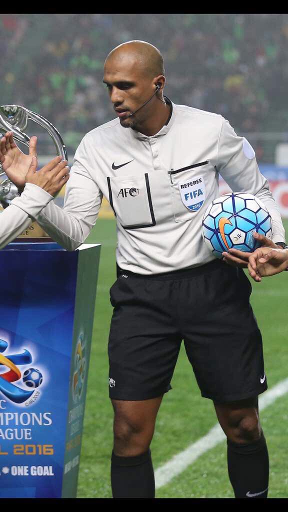 المتميز الدولي #احمد_الكاف ، شرفنا كثيراً في عدة محافل دولية وقارية ، وهو من أفضل حكام القارة، وأسندت له عدة مباريات نهائية في مختلف البطولات، عرف عنه الكفاءة و النزاهة و الإخلاص ، ويحق لنا أن نفخر به وبطاقمه المميز

#كلنا_احمد_الكاف