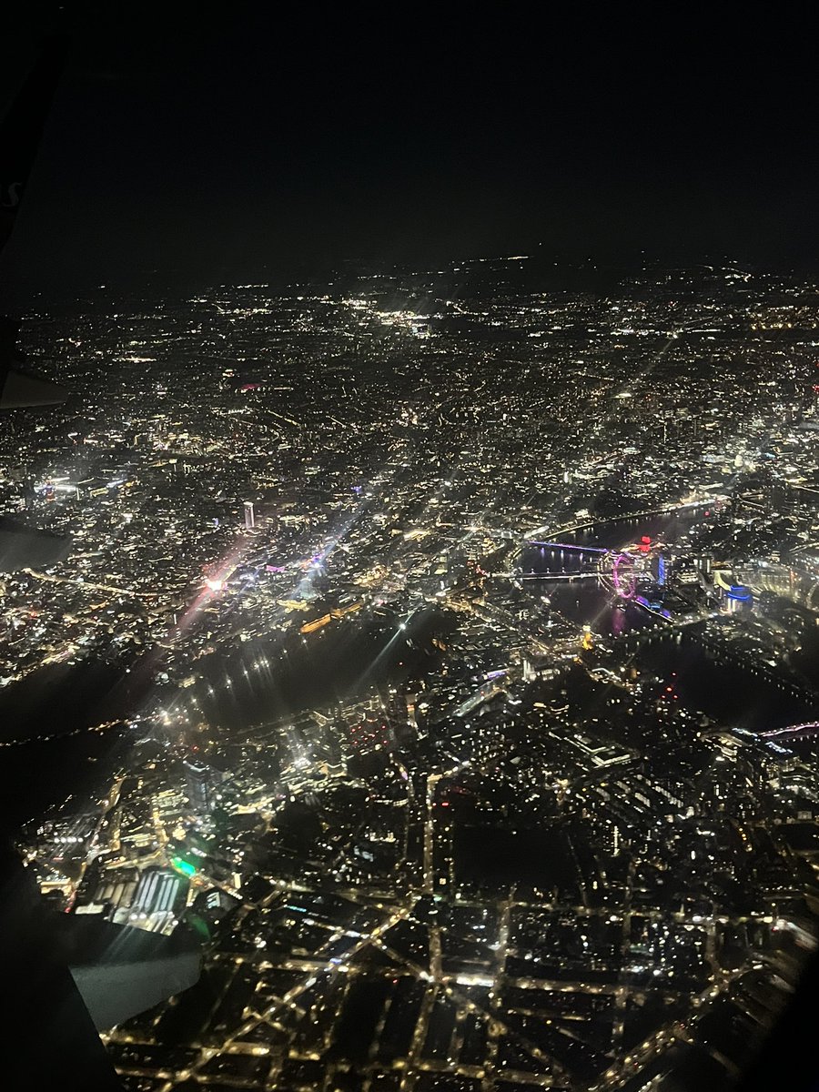 juliiyay's tweet photo. London from the sky is actually so crazy https://t.co/0ehRzN5wBx
