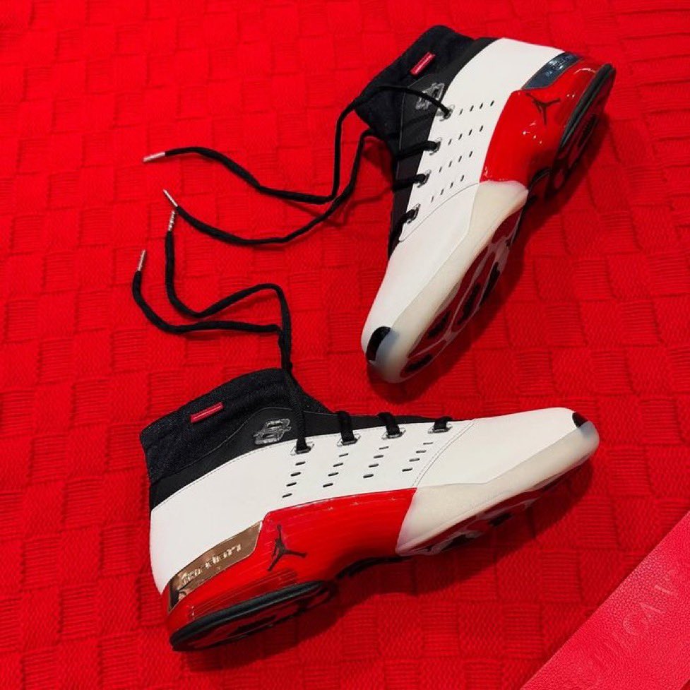 dadeasskickz's tweet photo. 👀🔴⚪️⚫️FIRST LOOK
A possible Infinite Archive x Air Jordan 17 sample has surfaced in a crisp White/University Red colorway. Inspiration comes from Michael Finely 2002 @jumpman23 AD. 
No official word yet  but these are already turning heads.
#AirJordan17 #InfiniteArchive #SneakerLeaks #FirstLook #HeatOnFeet