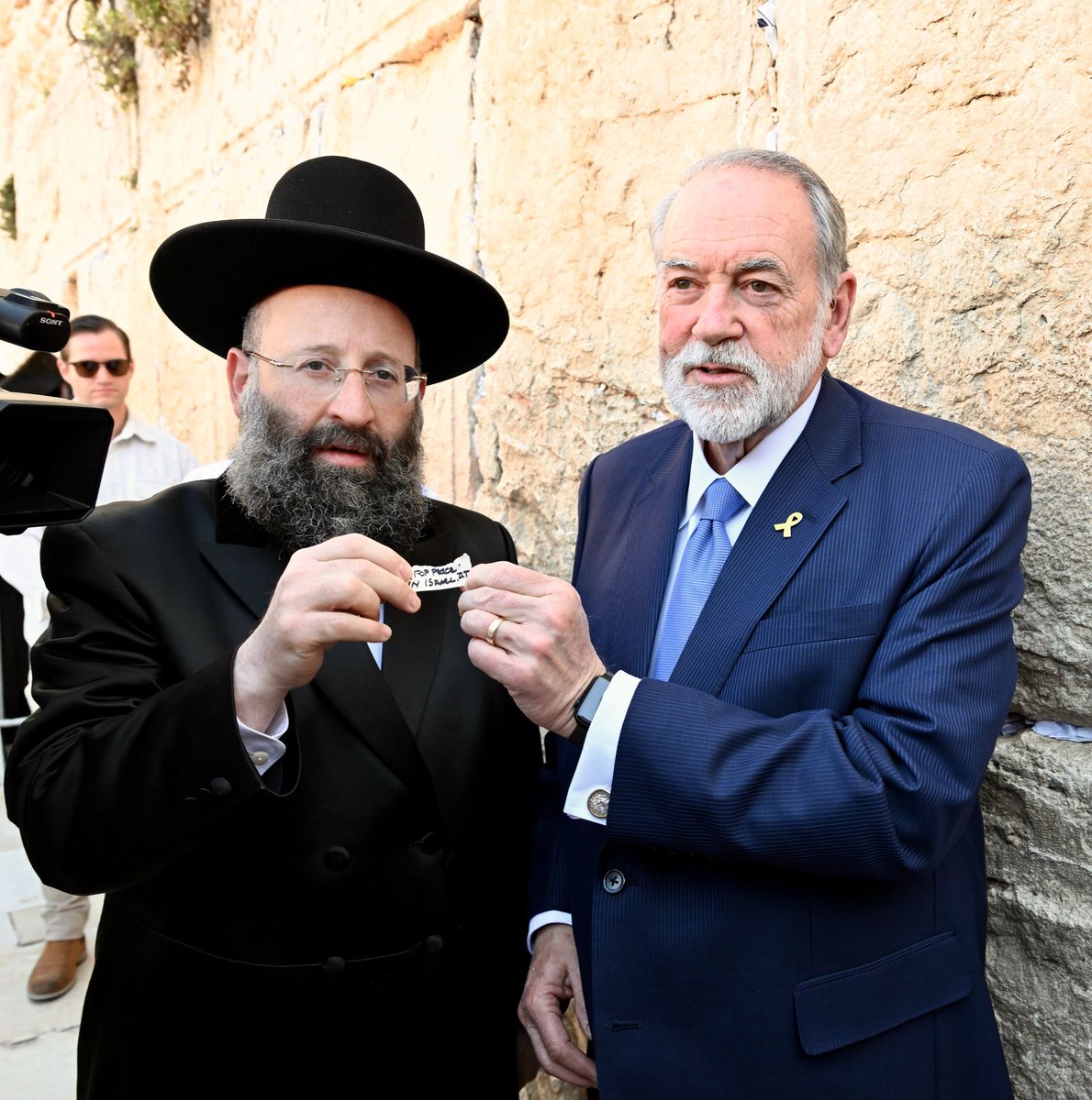 美国驻以大使哈克比首访哭墙递交特朗普亲笔祈愿 深化美以关系纽带 - 1