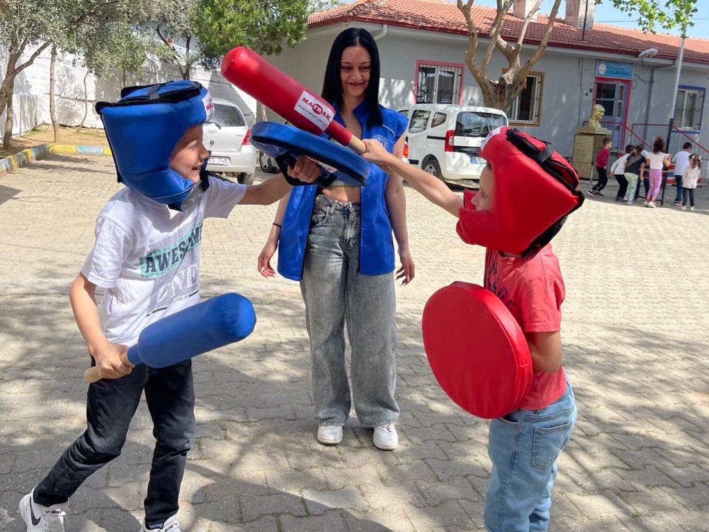 TCSultanhisar's tweet photo. Sultanhisar Gençlik Merkezi tarafından Merkezim Her Yerde etkinliği kapsamında Gönüllü Gençlerimiz Uzunlar İlkokulunda miniklerimizle bir araya geldi.Gençlerimiz öğrencilerimizle unutulmaz bir gün geçirdiler. https://t.co/bvzNHJhZCu