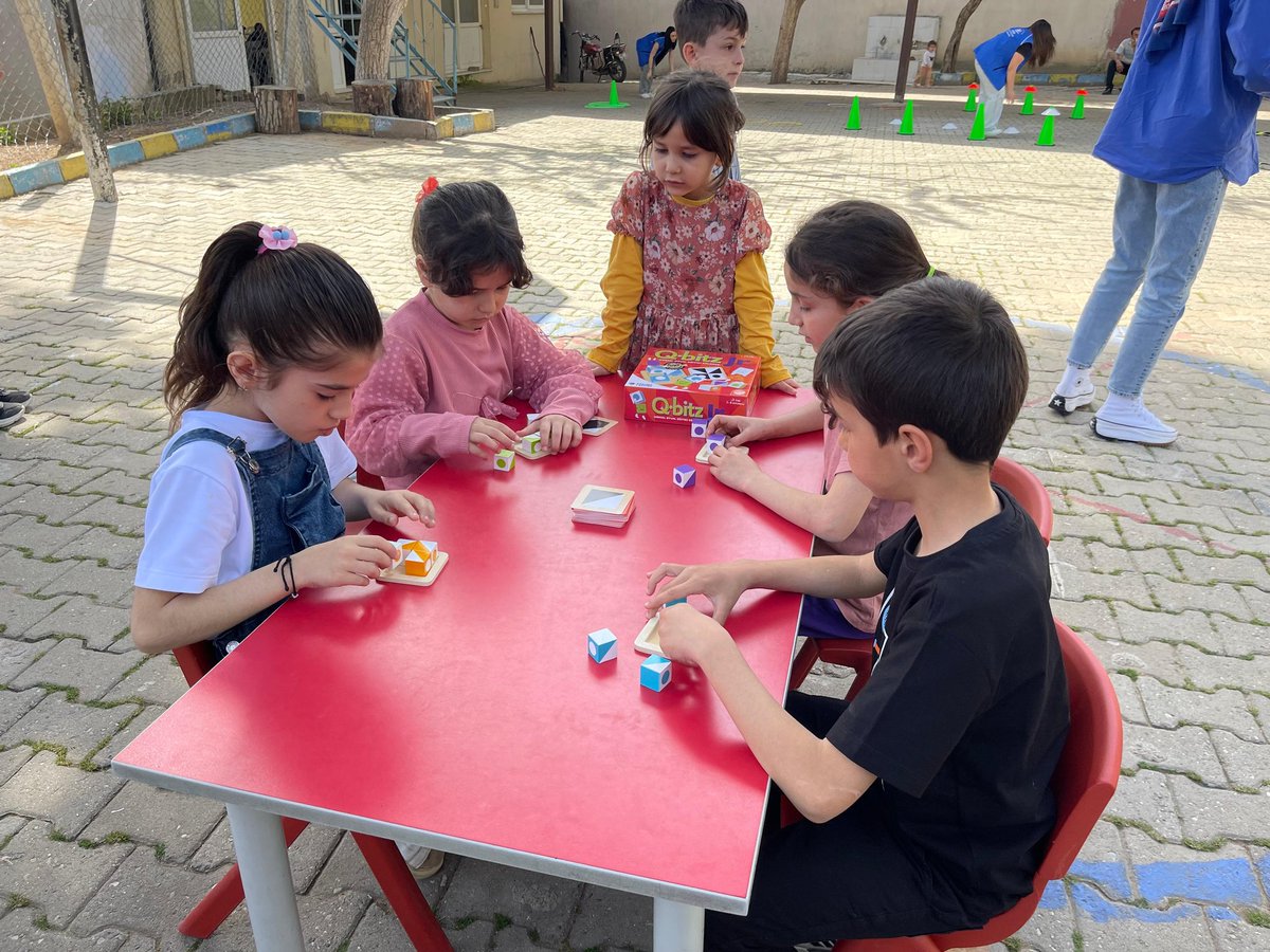 TCSultanhisar's tweet photo. Sultanhisar Gençlik Merkezi tarafından Merkezim Her Yerde etkinliği kapsamında Gönüllü Gençlerimiz Uzunlar İlkokulunda miniklerimizle bir araya geldi.Gençlerimiz öğrencilerimizle unutulmaz bir gün geçirdiler. https://t.co/bvzNHJhZCu