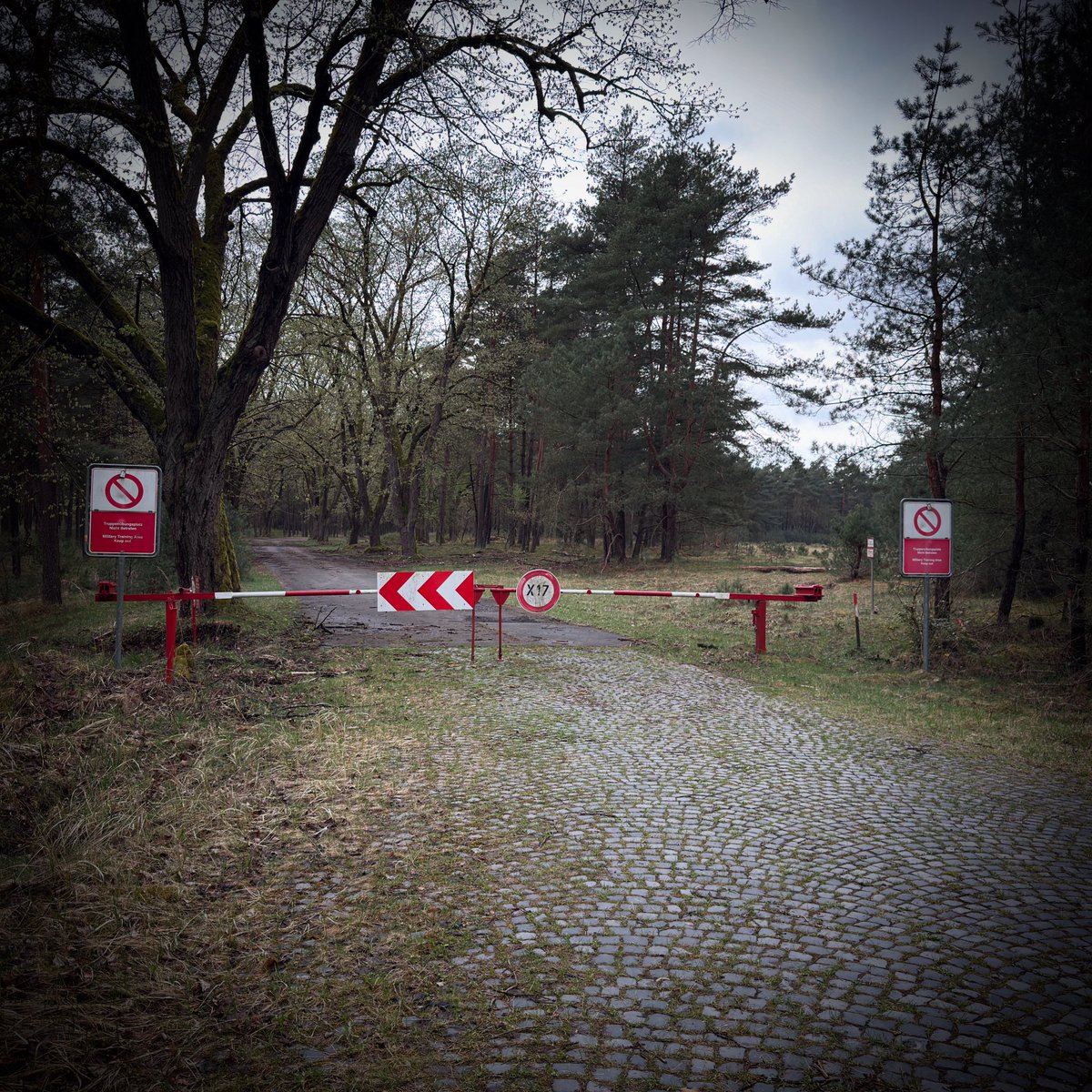 Although the #Senne Agreement stipulates that the former K97 road should be open to pedestrians and cyclists on public holidays such as Good Friday, the <a href="/BritishArmy/">British Army 🇬🇧</a> has failed to comply with this regulation for another year in a row without providing any reasons. #OPENSENNE 😡