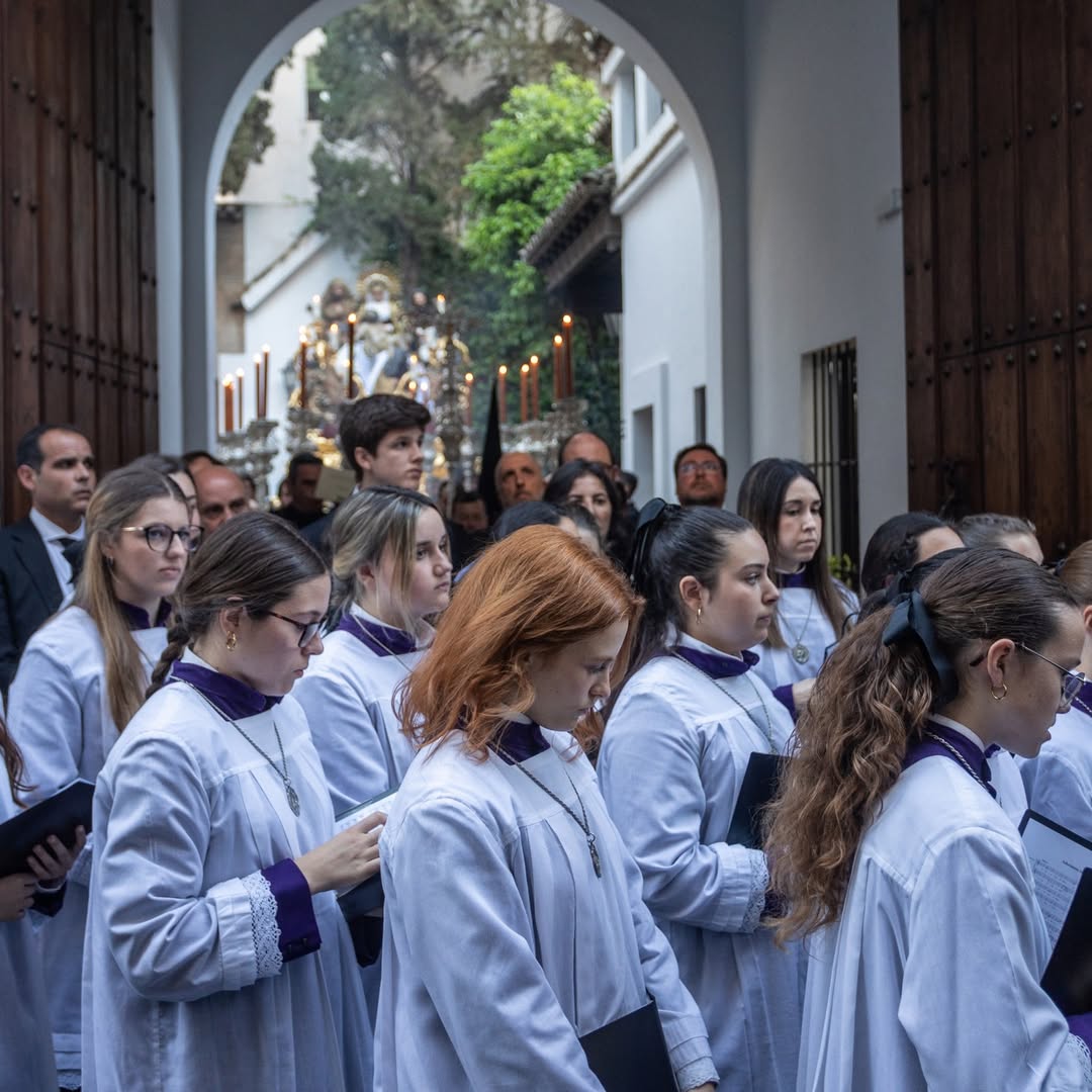 Es Viernes Santo.

En este cortejo de siglos, y desde hace tantos años, somos privilegiados de acompañar a nuestra querida <a href="/SgdaMortaja/">Hdad Sagrada Mortaja</a> y a sus hermanos en su estación de penitencia a la <a href="/CatedraldeSev/">Catedral de Sevilla Oficial</a>

#Eslahoradelapiedad