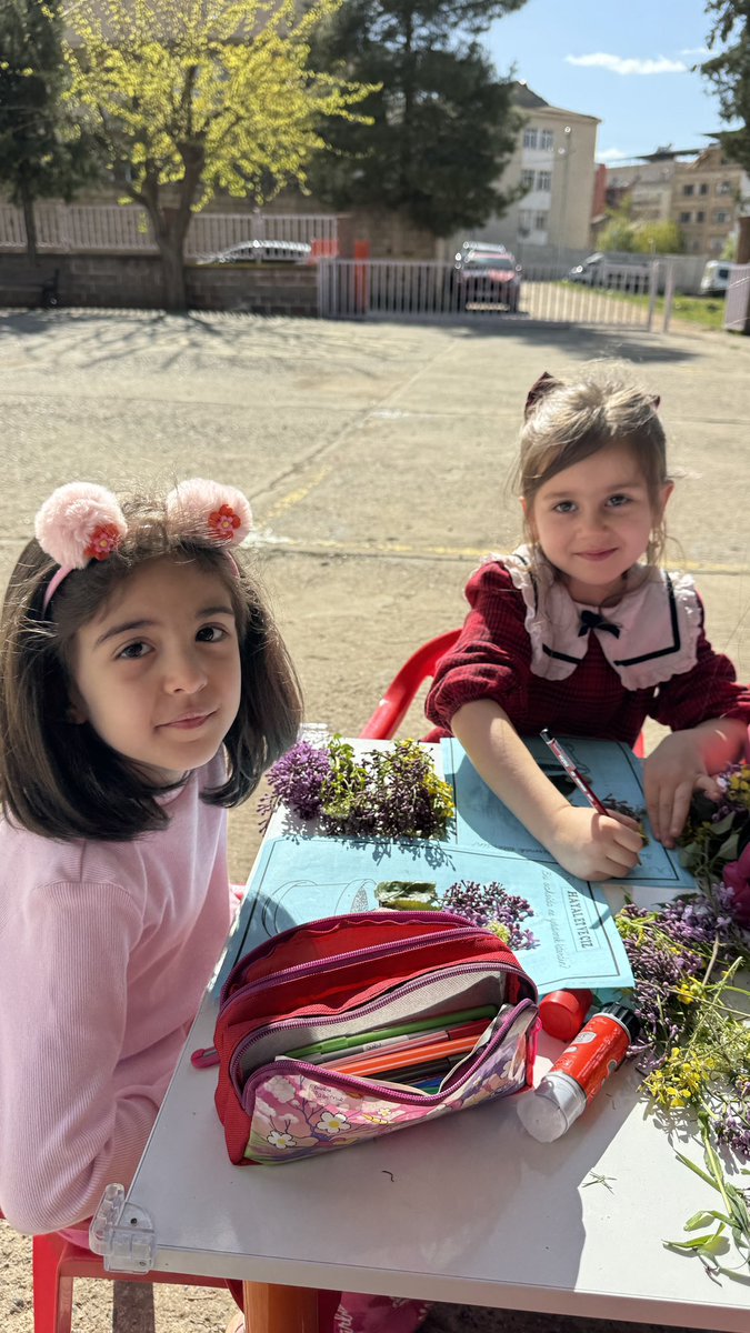 Mardin Ömerli Zübeyde Hanım Anaokulu (@zubeydehanim47) on Twitter photo Kelebekler Sınıfımız 🦋 Bahar havasının keyfini dışarda çıkardı toplandıkları çiçeklerle saksılarını doldurdu 🌿🌱💐
<a href="/tcmeb/">Millî Eğitim Bakanlığı</a>
<a href="/Yusuf__Tekin/">Yusuf Tekin</a>
<a href="/mardinilmem/">Mardin İl Millî Eğitim Müdürlüğü</a>
<a href="/ali_eyyupkoca/">Ali Eyyupkoca</a>
<a href="/SuleymnAKIN/">Süleyman AKIN🇹🇷</a>
<a href="/makdag47/">Makdag</a>
<a href="/OmerliMem/">Ömerli İlçe Milli Eğitim Müdürlüğü</a>
<a href="/adnanciftci47/">Adnan ÇİFTÇİ</a>
<a href="/mir_zal_zin/">Sulhaddin Bahtiyaroğlu</a> Kelebekler Sınıfımız 🦋 Bahar havasının keyfini dışarda çıkardı toplandıkları çiçeklerle saksılarını doldurdu 🌿🌱💐
<a href="/tcmeb/">Millî Eğitim Bakanlığı</a>
<a href="/Yusuf__Tekin/">Yusuf Tekin</a>
<a href="/mardinilmem/">Mardin İl Millî Eğitim Müdürlüğü</a>
<a href="/ali_eyyupkoca/">Ali Eyyupkoca</a>
<a href="/SuleymnAKIN/">Süleyman AKIN🇹🇷</a>
<a href="/makdag47/">Makdag</a>
<a href="/OmerliMem/">Ömerli İlçe Milli Eğitim Müdürlüğü</a>
<a href="/adnanciftci47/">Adnan ÇİFTÇİ</a>
<a href="/mir_zal_zin/">Sulhaddin Bahtiyaroğlu</a>
