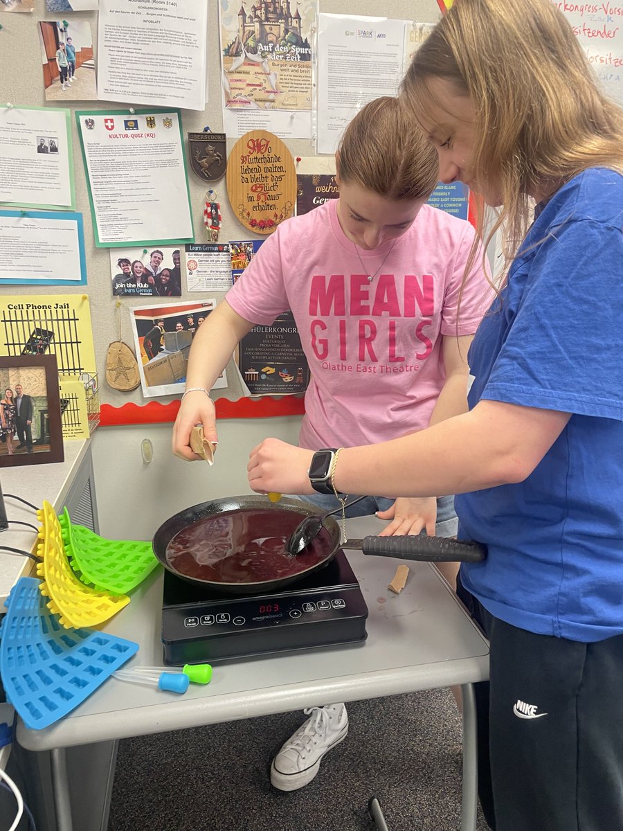 oe_german's tweet photo. We celebrated Haribo's 100th anniversary by making Gummibärchen and holding a blind taste test with Haribo not typically found in the US, i.e. Frösche(=frogs) and Schlümpfe(=smurfs)! Most students nailed identifying Pfirsiche(=peaches), which was the group's Favorit! https://t.co/F2pa7ywxeW