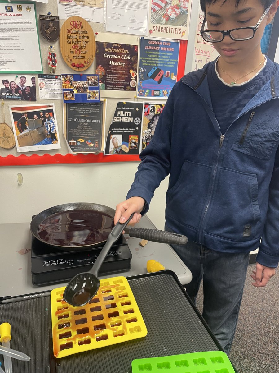 oe_german's tweet photo. We celebrated Haribo's 100th anniversary by making Gummibärchen and holding a blind taste test with Haribo not typically found in the US, i.e. Frösche(=frogs) and Schlümpfe(=smurfs)! Most students nailed identifying Pfirsiche(=peaches), which was the group's Favorit! https://t.co/F2pa7ywxeW