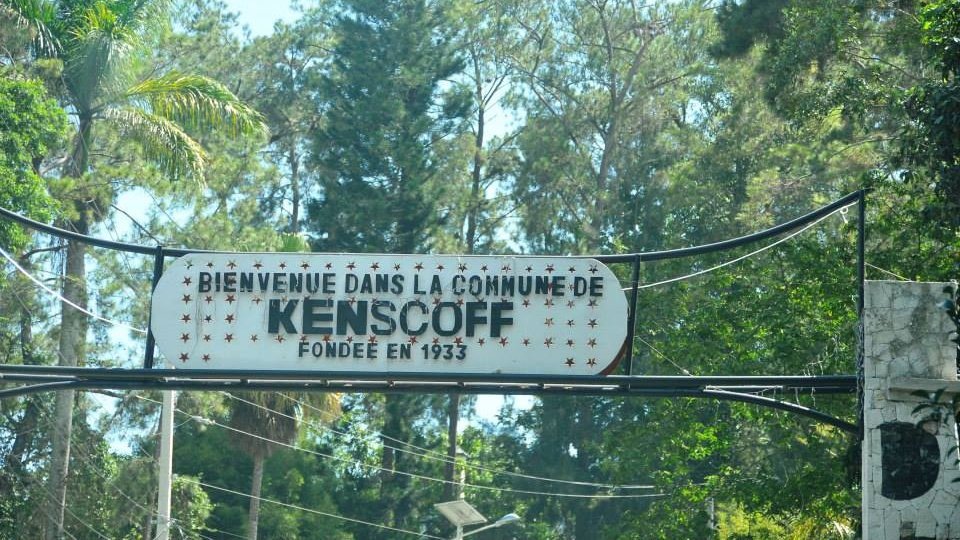 Kenscoff sous tension : Des hommes armés attaquent le commissariat ce vendredi matin. Des tirs nourris signalés à Carrefour Maroca. Panique au marché, commerçants en fuite. La PNH n’a pas encore réagi. #SkandalNews