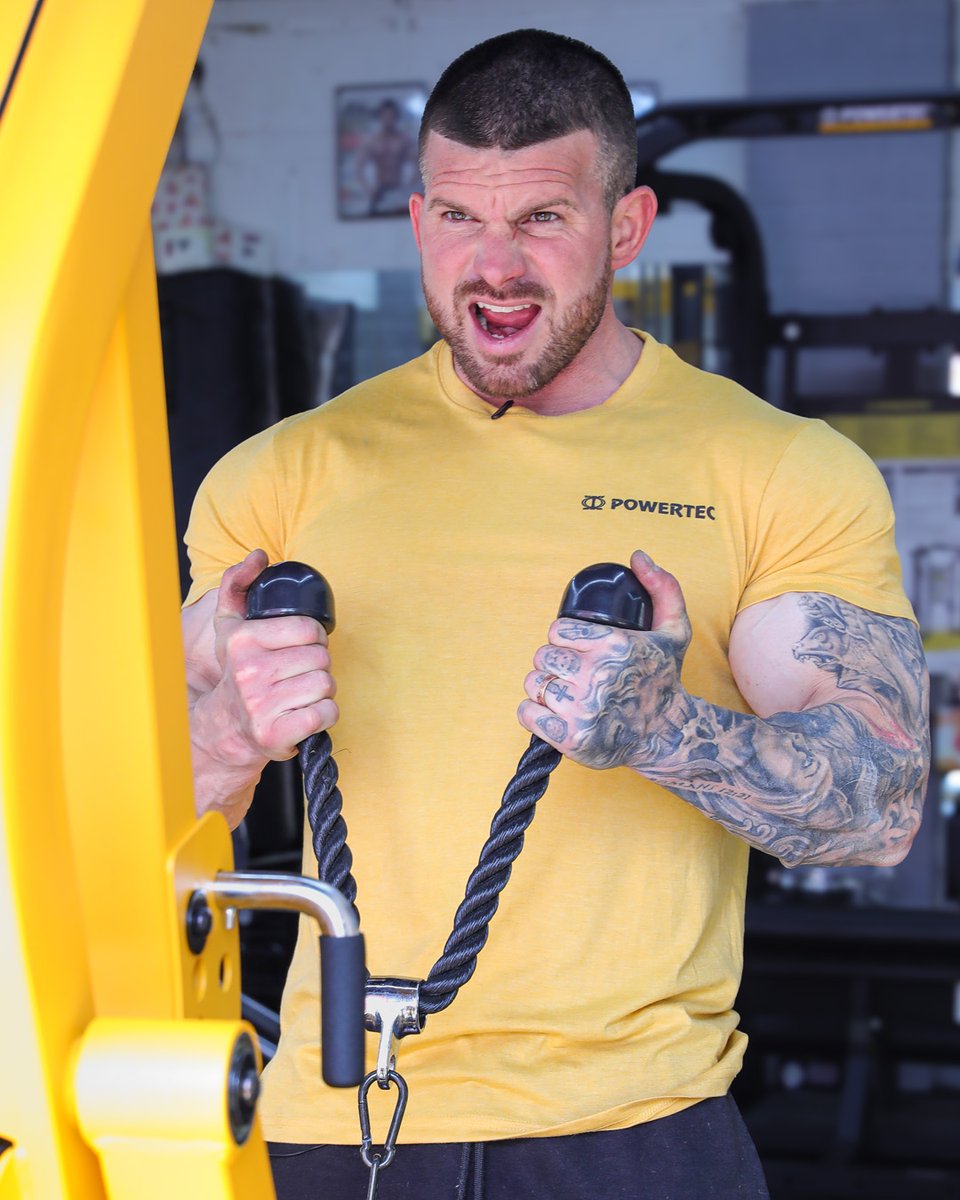 Powertec's tweet image. 🇬🇧 We linked up with WBFF Pro &amp;amp; fitness icon @tomocoleman  at his home gym in England—fully loaded with Powertec gear 💪🏽🔥

We talked training over 40, maintaining muscle, and how his approach has evolved over time. Full story dropping soon on Powertec.com 👀 #Powertec