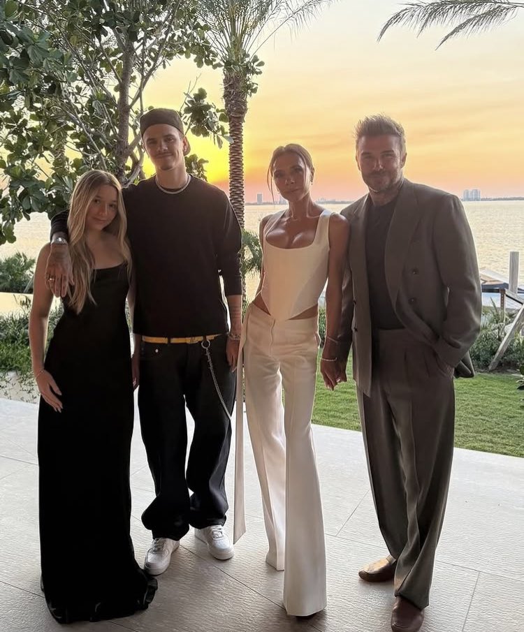 ¡Victoria Beckham está de fiesta!

Para celebrar su cumpleaños 51 lo hizo rodeada de su familia y amigos en un yate en Miami.

La diseñadora compartió que fue "el cumpleaños más especial" y lo celebró con estilo inigualable.