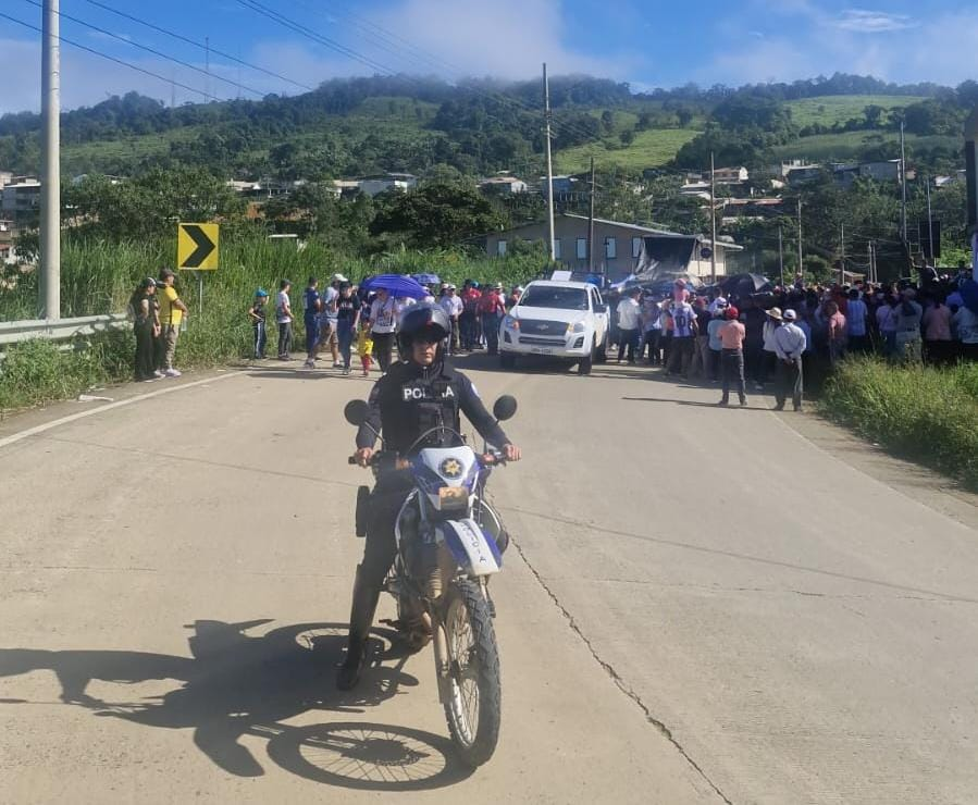 PoliciaEcuador tweet picture