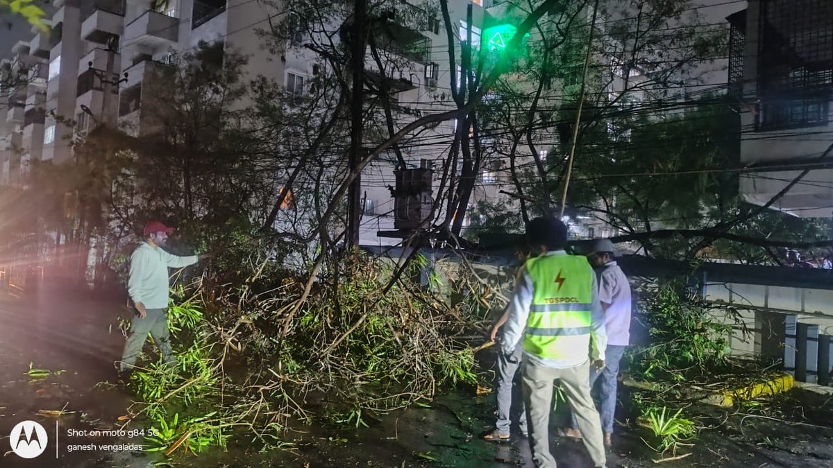 tgspdcl's tweet image. 🌧️ TGSPDCL on the Job ⚡
With swift, coordinated action, TGSPDCL teams are on the ground, ensuring seamless operations across Hyderabad.

Dedication like this doesn’t wait for clear skies. ⚡

@TelanganaCMO @Bhatti_Mallu @musharraf_ias 

#TGSPDCL #SwiftAction #PoweringTelangana…