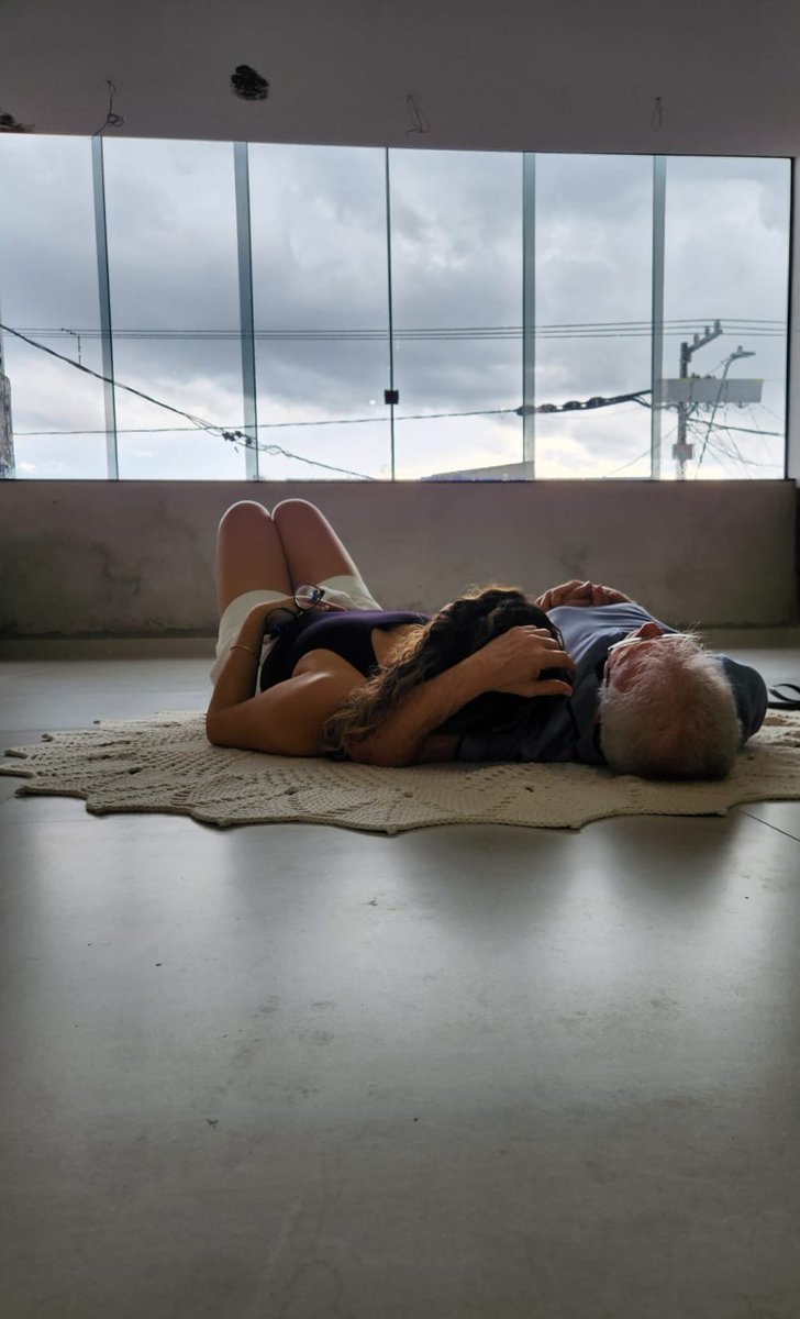 RaphaVCAyres's tweet photo. Cheguei na sala e me deparei com meus pais deitados no chão da sala olhando a chuva  e ouvindo música. 
Eu amo ver eles assim https://t.co/osq3GpIc51