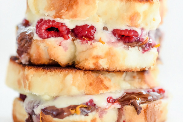 A round-up of easy dessert grilled cheese recipes! The ultimate sweet and savory treat for any occasion. Take grilled cheese to another level with fruit, chocolate, nutella, marshmallows, and more. bit.ly/dessertgrilled… #grilledcheese #desserts #sweetandsavory