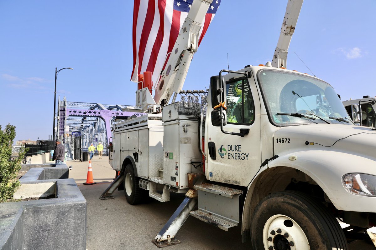 𝗛𝗼𝗻𝗼𝗿𝗶𝗻𝗴 𝘁𝗵𝗲 𝗛𝗲𝗿𝗼𝗲𝘀 𝗪𝗵𝗼 𝗞𝗲𝗲𝗽 𝘁𝗵𝗲 𝗟𝗶𝗴𝗵𝘁𝘀 𝗢𝗻

𝗝𝘂𝗱𝗴𝗲/𝗘𝘅𝗲𝗰𝘂𝘁𝗶𝘃𝗲 𝗦𝘁𝗲𝘃𝗲 𝗣𝗲𝗻𝗱𝗲𝗿𝘆 joined Duke Energy and community leaders to celebrate National Lineworker Appreciation Day on the Purple People Bridge.