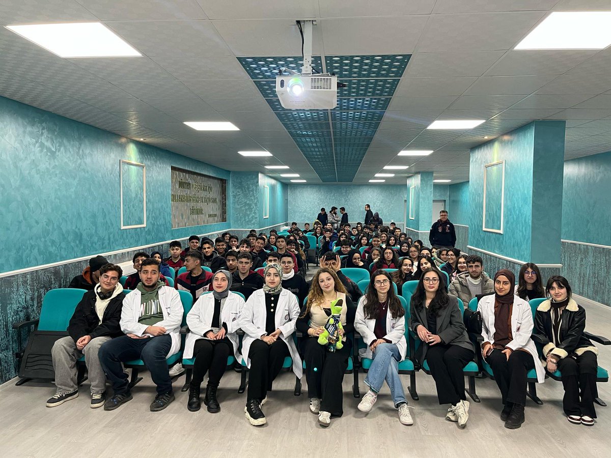 harrantob's tweet photo. Değerli Gönüllülerimiz;
SCOME ekibi olarak Şanlıurfa Fen Lisesi'ne giderek arkadaşlarımıza sınav sürecimiz ile ilgili deneyimlerimizi paylaştık, fakültemizi tanıttık ve onların sorularını cevaplayarak hem verimli hem de eğlenceli bir vakit geçirdik🐼 https://t.co/MM1BGcCnq0