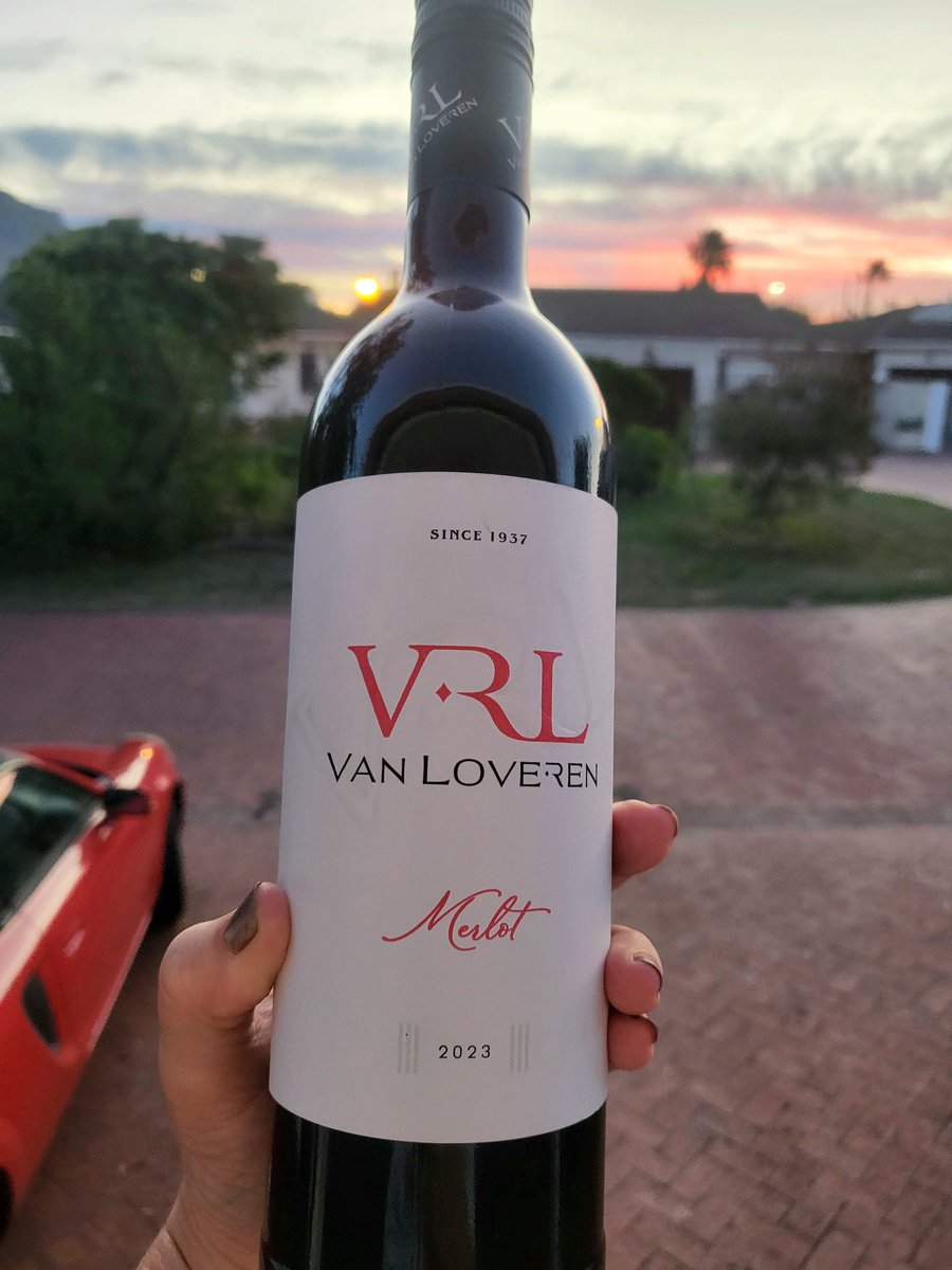 livingitupct's tweet photo. #Easter2025 sunset vibes with Van Loveren Merlot 2023 🍷🌅 I'll be sipping this lovely red later this weekend. Cheers! #gift #hellomerlot #EasterWeekend #redwine https://t.co/b5Hw19GfaZ