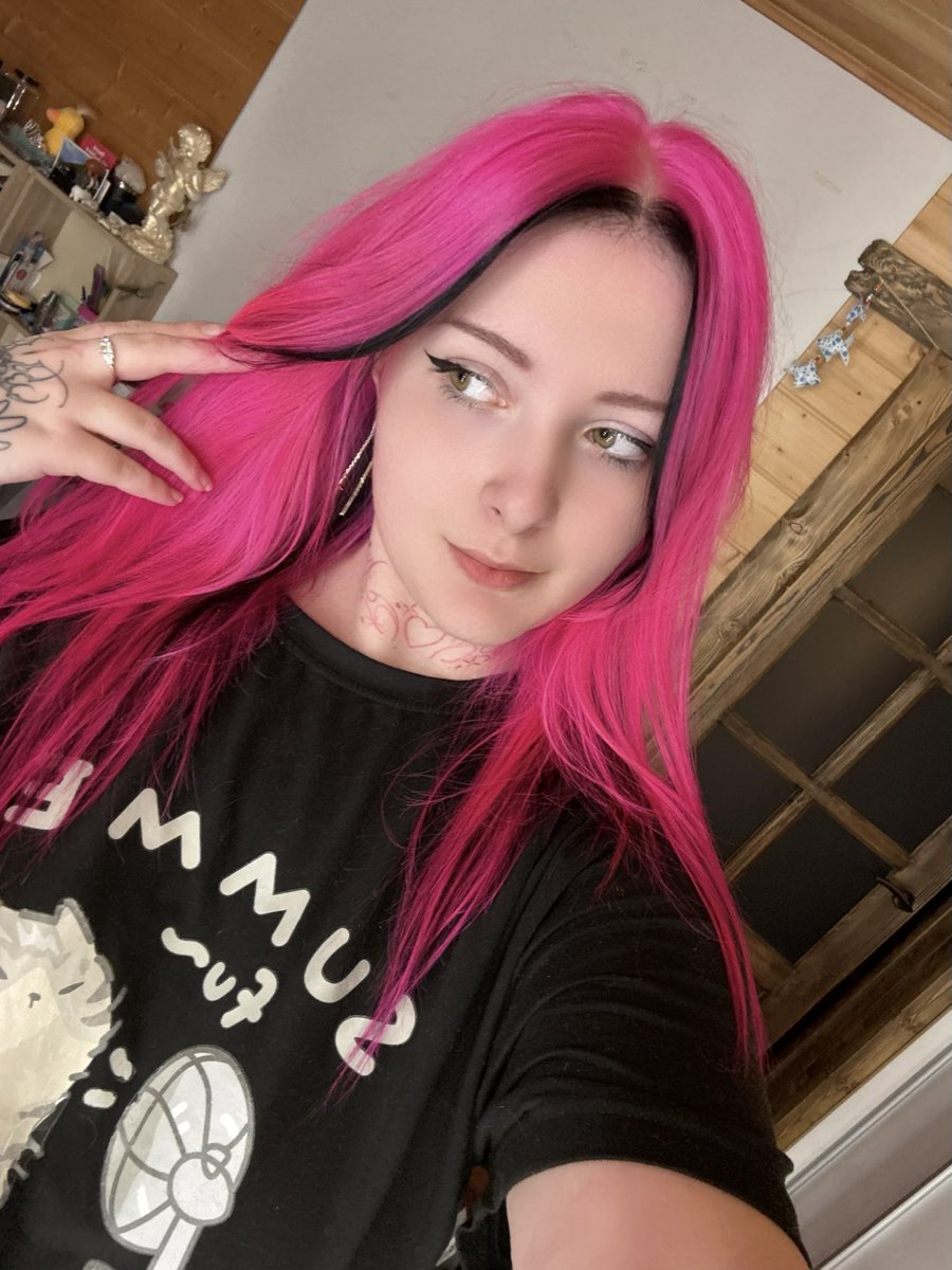 Thanks for helping me choose! <3
The majority voted for pink black hair color 🩷🖤 https://t.co/fgGyU8m8eU